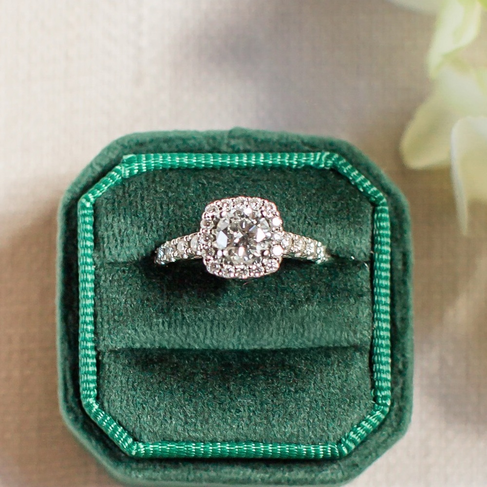 GIA-Certified Engagement Ring 0.89ct Round Brilliant 18K White Gold Halo Setting